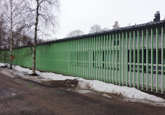 Puisella kehikolla toteutettu julkisivu