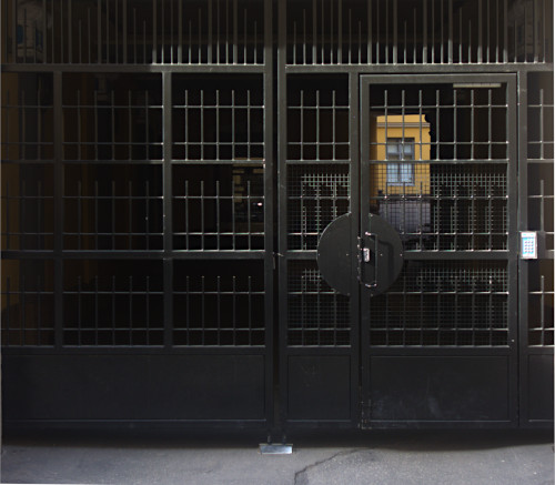 Sisäpihan portin lukitus suojattuna metalliverkolla