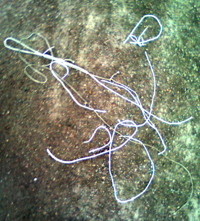 Jouluvalojen pitkiä ylimääräisiä sidontanarun päitä