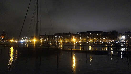 Valojen värilämpötilojen eroja rantamaisesmassa, oranssista valkoiseen.