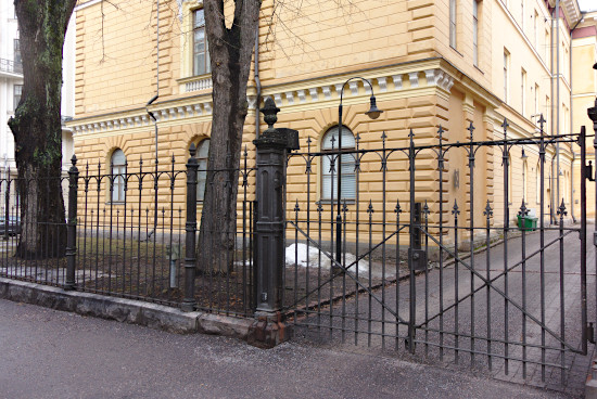 Nurmialue aidan takaa, rakennuksen seinustalla