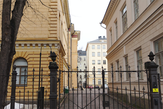 Sisäpihan tienvarsi