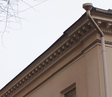 Koristeellinen elementti räystään alla