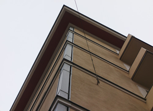 Rakennuksen leveä räystäs.