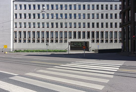 Paljas rakennuksen seinä.