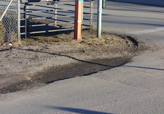 Pieni lammikon paikka asfaltin vieressä