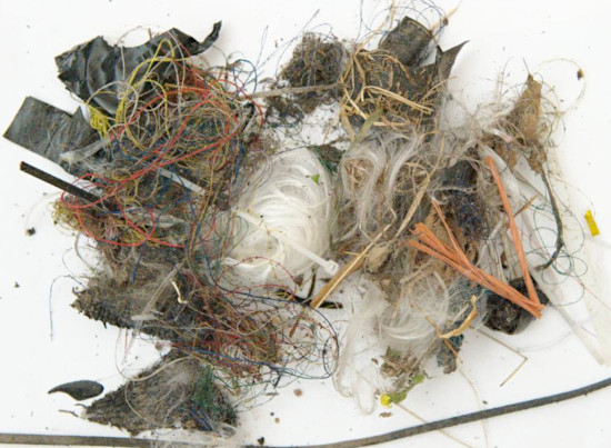 Lankoja ja muuta roskaa kaapelityömaan jälkeensä jättäneenä