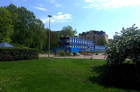 Rakennustyömaan parakki Kaisaniemen puistossa